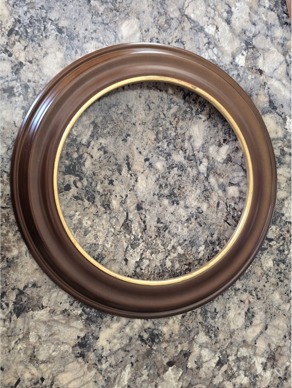 Van Hygan & Smythe Richfield Round Wood Plate Frame Gold Color Trim (2) 8" Plate